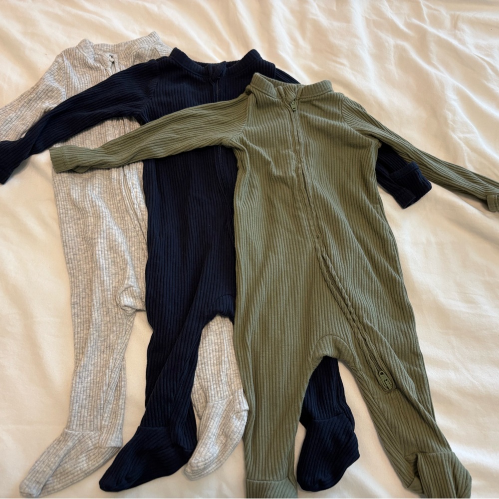 Old Navy 2-Way-Zip Footed Pajamas (size 0-3)